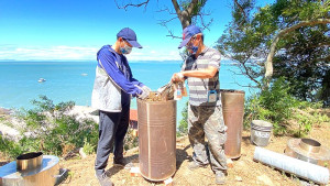 111年度手護大坵工作假期-玉珊瑚OUT生物炭IN一起手護小鹿的家活動正式啟動,大家一同拔除玉珊瑚並將其燒製成生物炭。(圖:產發處)
