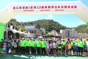 　縣運主管健走結合國民體育日多元體育活動登場，鄉親熱情參與，並表揚體育有功人員。（圖／文：吳嘉榮）