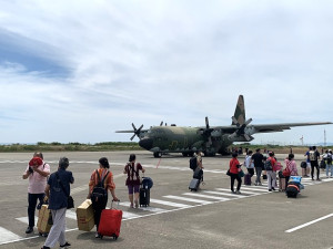 　軍機5日啟動6架次支援疏運，單日南竿疏運1329人返台。（圖／文：馮紹夫）