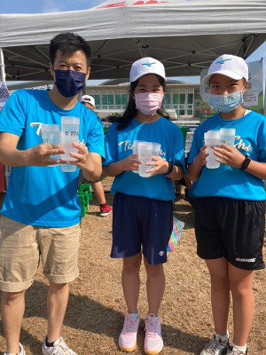 堅持塑膠垃圾不落地,環資局今年首次於縣運會旁設立卡蹓奉茶站,減少一次性塑膠杯垃圾。(圖:連江縣環資局)