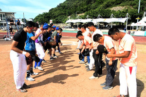 　111年縣運會軍中組慢壘球賽接續開打，不少女兵參戰，特別規定趣味橫生，結果南竿守備大隊以12比5力克莒光守備大隊，留下冠軍。（圖／文：曹重偉）