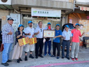 　桃園市馬祖同鄉會理事長邱靖舜4日拜訪馬祖家扶中心，贈送紀念匾、捐獻款項及食品，扶幼主委陳書建表示感謝。（圖：桃園市馬祖同鄉會提供）