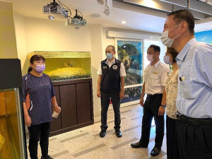 移民署主任秘書謝文忠一行訪視馬祖新住民,與角力隊運動員大合照,並前往馬祖藍眼淚生態館聽取館長林鶯解說。(圖:移民署連江行政中心)