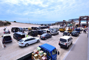 　臺馬之星停航6天後恢復航行，載運大批旅客、貨物抵達東引中柱港。（圖／文：陳其敏）