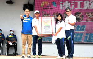 　111年縣運會風光落幕，參賽隊伍戰旗羅列相當壯觀，副縣長王忠銘頒發精神總錦標獎項，象徵最高榮譽的「總統獎」由介壽國中小獲得。（圖／文：曹重偉）