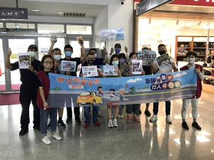 　馬管處、監理站、警察局、交旅局共同於南竿主要遊憩景點及交通運輸節點，加強宣導道路交通安全。（圖／文：吳嘉榮）