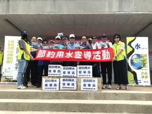 　自來水廠辦理節約用水宣導活動，特別贈送教育處及各國中小防疫宣導品。（圖／文：吳嘉榮）