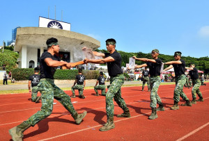 　陸軍東引指揮部62週年隊慶，國軍官兵展現多元才藝及精實戰技。（圖／文：陳其敏）