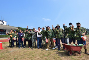 　東引反共救國軍老兵「回娘家」，透過競賽重溫昔年構工的難忘歲月。（圖／文：陳其敏）