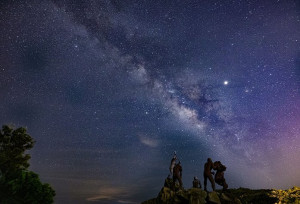 《看見馬祖星空》攝影比賽第3名王建華《星空下的勞動》。(圖:馬管處)