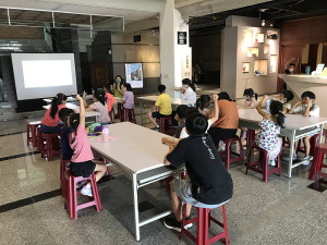 　文化處舉辦張信義老師畫展教育推廣課程，讓小朋友瞭解馬祖畫派大師，認識色彩如何應用。（圖／文：吳嘉榮）