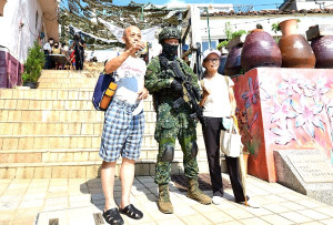 　東引軍事週「小島市集」，在中路老街擺攤復刻過往風華，營造更有底蘊的觀光形象。（圖／文：陳其敏）