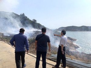環資局垃圾後端場9日火警,縣長劉增應10日上午前往了解災後處理。(圖:連江縣消防局)