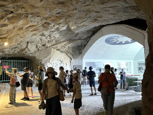 　中秋連假北竿短坡山陣地坑道景點，2天就迎來數百遊客到訪。（圖／文：陳鵬雄）