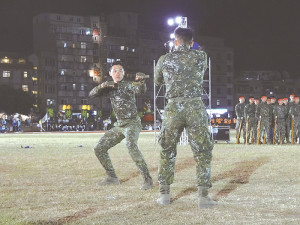在格鬥戰技表演上,官兵展現出平時鍛鍊的精湛技巧。(圖:鄭恆佳)