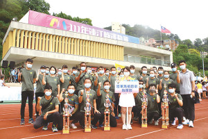 全體參賽官兵合影。(圖:鍾惟同)