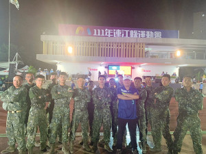 指揮官與刺槍隊官兵合影(圖:蔡淑馨)