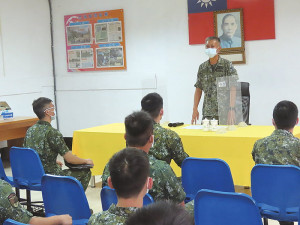 副參謀長對駐台中心官兵實施秋節暨國慶連續假期軍法紀宣教。(圖:楊玖千)