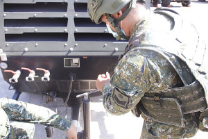 本部連工兵排黃上兵調整結合架螺桿。(圖:鄭旻昕)