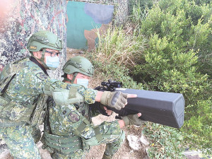 北高守備大隊混砲連蔡上兵運用干擾槍,依操作要領實施干擾練習。(圖:吳宗儒)