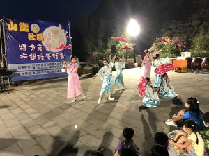 　聯歡晚會及推廣活動讓鄉親野餐烤肉，觀賞各樣不同曲風及舞蹈演出，一起歡度中秋佳節。（圖／文：吳嘉榮）