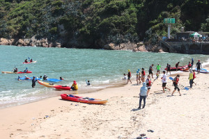 　民眾乘著獨木舟、龍舟板、海上魔毯徜徉於碧海藍天中，盡情享受在海面來去的愜意。（圖／文：吳嘉榮）