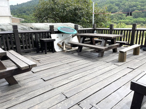 　坂里廣場木造休閒平台年久失修，交旅局已著手規劃修繕。（圖／文：陳鵬雄）