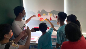 「藝術游擊」前進東莒國小,手作紙偶,體驗人生中第一場皮影戲。(圖/文:蔡夢玲)