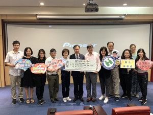 　健保署透過愛心捐款協助56位連江縣民繳納積欠健保費用，縣長劉增應13日代表受贈並表達感謝。（圖／文：馮紹夫）