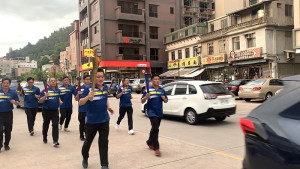 史上首次,馬祖同日迎接全民、離島運大會聖火,教育處長陳冠人熱情迎接並親自領跑聖火。(圖/文:馮紹夫)