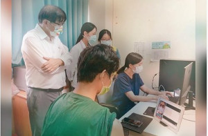 　在資訊通訊科技協助下，健保署推動遠距醫療，馬祖居民陳先生透過視訊與亞東醫院皮膚科醫師互動，查出病因，領取藥物。（圖／健保署提供）