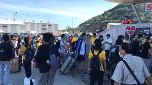 海大3個學系學生抵達馬祖,縣府秘書長張龍德、教育處長陳冠人、教育處及海大馬祖行政處同仁熱情迎接。(圖/文:吳嘉榮)
