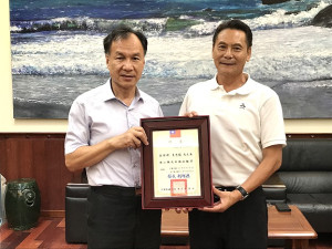 　縣長劉增應歡送王忠銘卸下副縣長職務，感謝任內對縣政及團隊貢獻付出，聘請擔任縣政顧問；並與府內局處首長合影留念。（圖／文：吳嘉榮）