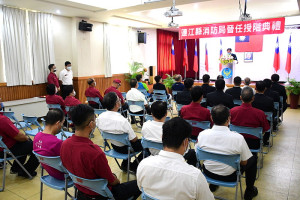 　消防局15日為今年新陞任小隊長舉辦授階典禮，縣長劉增應為晉陞人員授階，期勉消防同仁以廉能、專業、安全作為，提供更優質服務。（圖／文：曹重偉）