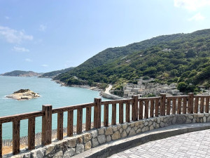 　中山國中下方坍落邊坡完成擋土牆工程，學校操場及停車場近日恢復正常運作。（圖／文：陳鵬雄）