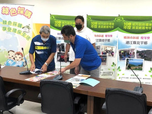 111年連江縣環境教育繪本徵選成績出爐,每件作品皆運用不同素材進行創作,並融入綠色生活、永續發展與環境保護等觀念。(圖:連江縣環資局)