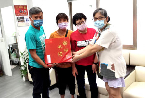 　福智佛教基金會馬祖教室傳遞愛心到東引，由鄉長林德建代為贈送給長者與弱勢族群。（圖：東引鄉公所）