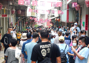 　鐵板燒塔節創意踩街掀高潮，14支隊伍有備而來，各式演出觀眾目不暇給，火辣辣舞團最受矚目，姐妹們手持啦啦球，勁歌熱舞High翻全場。（圖／文：曹重偉）