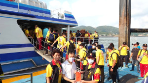 山隴境北極玄天宮到東引進行宗教文化交流,縣長劉增應碼頭送行及致贈程儀,並與東引地方宮廟共同舉行祈福會香遶境,場面盛大熱鬧。(圖/文:陳其敏)