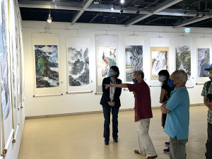 　「心香綻芳」傅狷夫書畫學會會員聯展17日文物館舉辦開幕，展出畫會成員共68幅水墨書畫作品，展期即日起至10月31日止。（圖／文：馮紹夫）