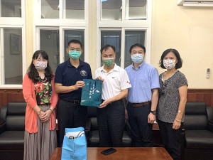 　三軍總醫院與海洋大學合作在縣醫設置AI人工心電圖系統，三總醫院醫師方文輝等人拜訪縣長，並表示協助整合式健檢推動。（圖／文：馮紹夫）