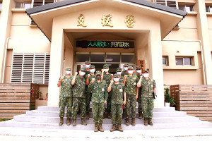 指揮官與支援營幹部合影。(圖:鍾惟同)