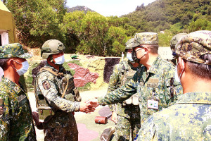 指揮官至據點關懷官兵生活狀況。(圖:鍾惟同)