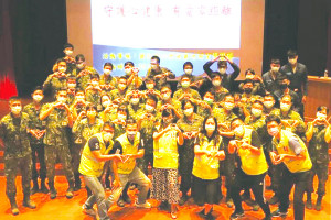 心輔講座官兵與講師實施合影。(圖:楊登淯)