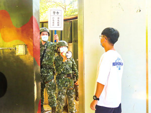 補給連官兵針對不明人士入侵實施狀況演練。(圖:凃怡君)