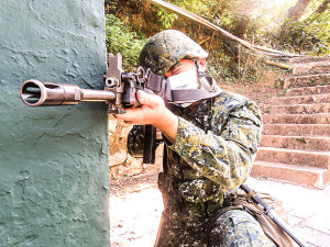 補給連陳中士就戰鬥位置實施警戒。(圖:凃怡君)