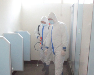 單位官兵針對生活區實施消毒作業。(圖:鄭宇倫)