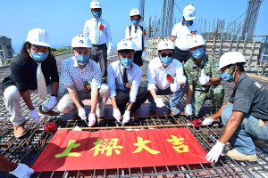 　東引鄉行政大樓及地下停車場重建工程，主體結構即將完成，縣長劉增應、議長張永江、鄉長林德建等人共同為新建工程舉行上梁儀式。（圖／文：陳其敏）