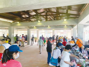 　清水社協清梅足馬健行活動結合宣導攤位、二手市集，鄉親收穫滿滿。（圖／文：馮紹夫）