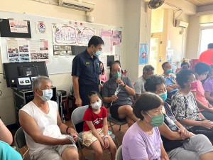 　走進村里，南竿警察所18日在仁愛村辦理社區治安座談會，由所長楊宏權主持，宣導犯防交安知識、傾聽民眾心聲。（圖：連江縣警察局南竿警察所）